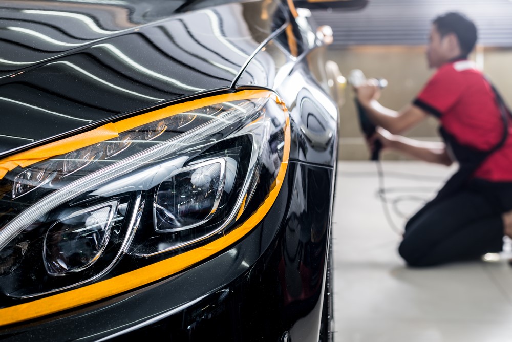 Polish auto în Sector 6: Jeko elimină zgârieturile fine și redă strălucirea vopselei
